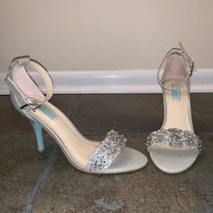 betsey johnson juno sandal champagne